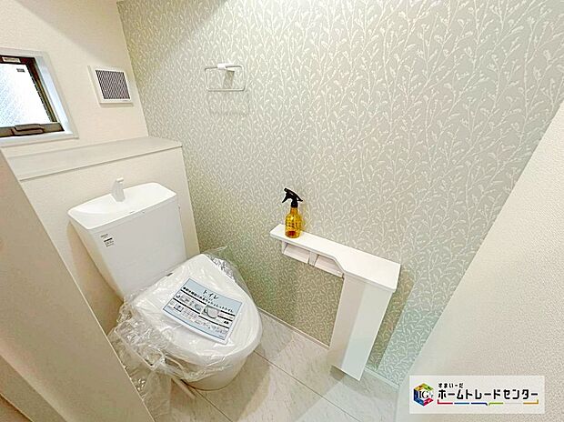 【安心を支える「鉄筋入りコンクリートベタ基礎」】ベタ基礎は地面全体を基礎で覆うため、建物の加重を分散して地面に伝えることができ、不同沈下に対する耐久性や耐震性を向上することができます。