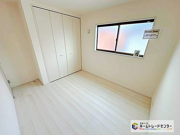 【リビング以外の居室】充分な広さの収納を備え、採光良好な洋室は、快適空間。プライベートの時間もゆったりお寛ぎ頂けそうです。