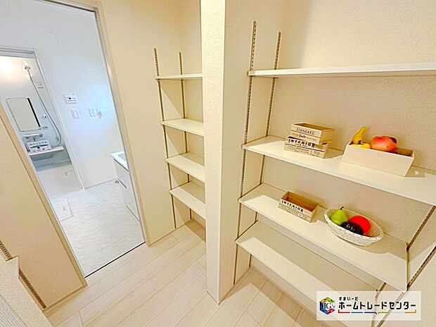 【リビング以外の居室】収納を随所に設置しておりますので、住空間を有効活用出来ます。自分好みのお部屋で、ゆったりお寛ぎ頂けます。