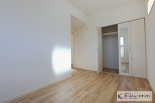 【洋室】☆ 洋室 ☆
充分な広さの収納を備え、採光良好な洋室は、快適空間。プライベートの時間もゆったりお寛ぎ頂けそうです。