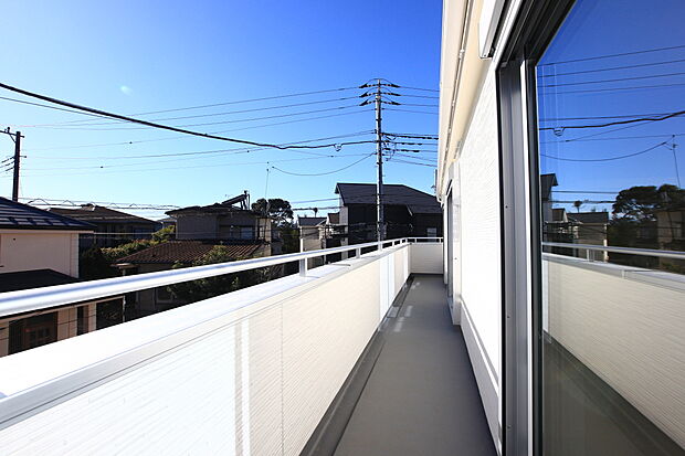 【バルコニー】全棟2部屋から出入り可能なワイドバルコニーがございます☆