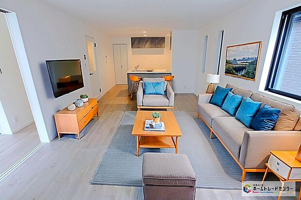 【リビング 】現況の物件写真に、CG による画像処理を行っています。家具、家電、照明器具、小物、カーテン、その他のイメージはCG です。