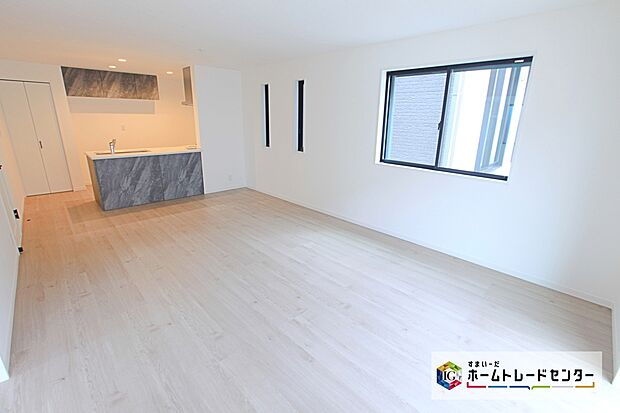 【☆ リビング ☆】大きな窓のあるリビングは、明るく解放感溢れる空間です。居心地良く、ご家族皆がゆったり寛げる憩いの空間となりそうです。