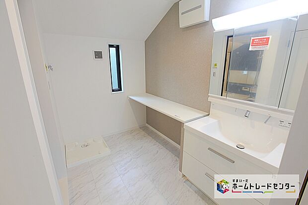 【サニタリースペース】サニタリースペースにはカウンターがございます。作業台として、お風呂の際の着替えの置き場としてなど使い方はたくさん☆アイロンがけもできますね☆