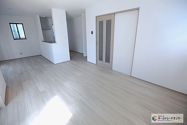 【リビング】明るく開放感あふれるリビングです。ゆったり寛げる充分な広さがございますので、ご家族でインテリアのレイアウトを考えるのも楽しみになりそうです♪