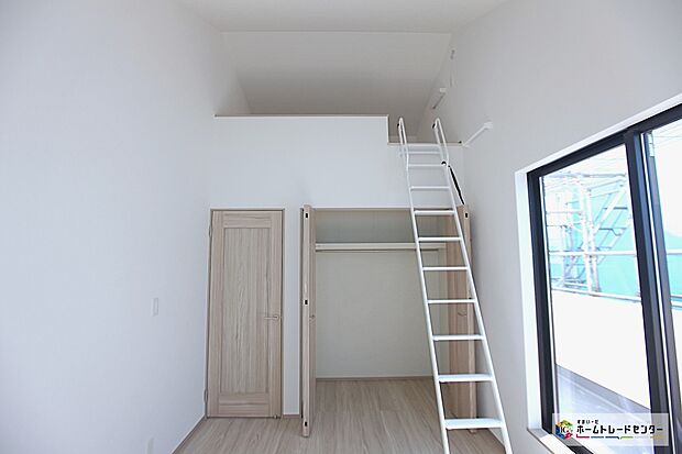 【洋室】6帖の洋室にはロフトがございます☆増えがちな季節の衣類や本、趣味の道具などもすっきりと片付きます。