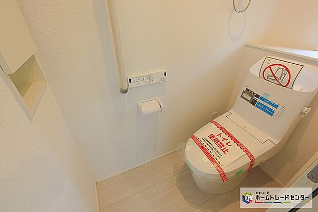 【トイレ】☆　シャワートイレ　☆
トイレスペースが１・２階にございますので、朝の混雑時に家族が分散して使用できます。またゲスト用・家族用と分けることも出来ますよ。