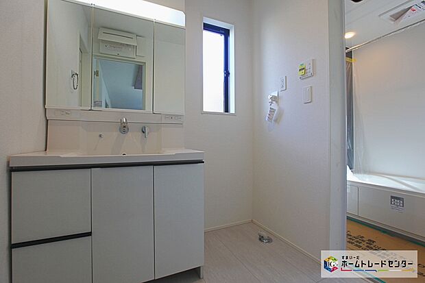 【サニタリースペース】白を基調とした爽やかなサニタリースペース。清潔感のある快適空間です。毎日の身支度も気持ち良くお使い頂けます。