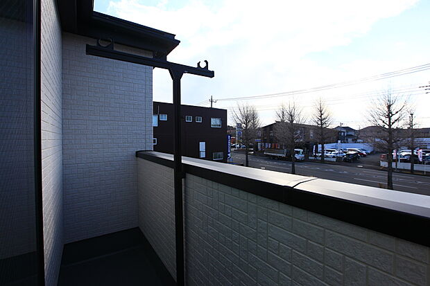 【バルコニー】心地よい陽射しや暖かな風を楽しむことが出来ます。洗濯物もカラリと乾きそうですね！