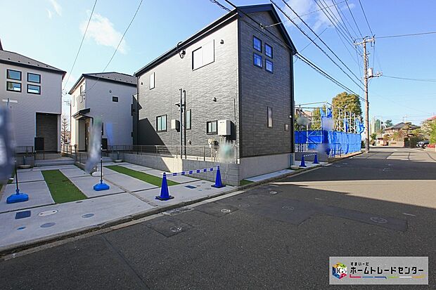 【駐車場】カースペースは嬉しいコンクリート仕上げとなっております。雨の日も足元を気にせず外出できます。自転車を置く際も快適です。