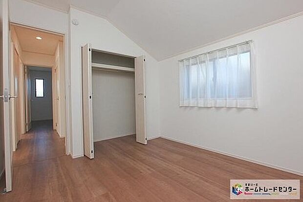 【リビング以外の居室】充分な広さの収納を備え、採光良好な洋室は、快適空間。プライベートの時間もゆったりお寛ぎ頂けそうです。