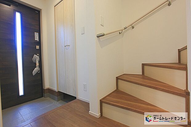 【シューズインクローク】ロングブーツやトレッキング靴もすっぽり収まる玄関収納。靴はもちろんベビーカーやお子さんの遊び道具なども置いていただけます。