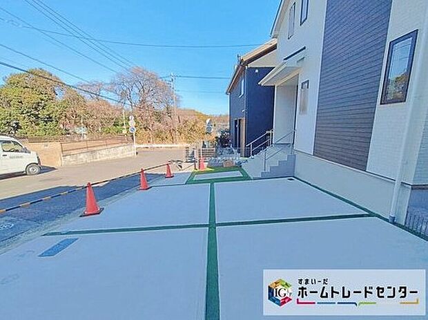 【駐車場】カースペース並列２台分ございます！家族分の自転車の駐輪スペースとしても勿論、来客用の駐車スペースとしてもお使いいただけます。