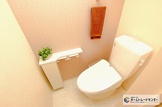 【トイレ】窓付きのトイレスペース！採光もあり明るく、快適空間となっております♪毎日使う場所だからこその配慮です！また、換気環境も良好です♪