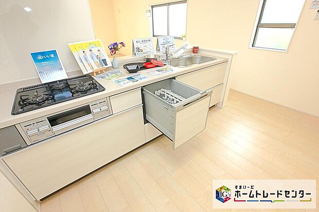 【キッチン】人工大理石トップのシステムキッチン。見栄えもよくお手入れもスムーズに出来ます。豊富な収納力もございますので、キッチンスペースをスッキリとお使い頂けそうです。