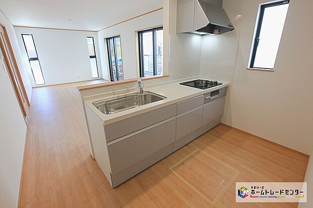 【システムキッチン】見栄えもよくお手入れもスムーズに出来ます。豊富な収納力もございますので、キッチンスペースをスッキリとお使い頂けそうです。

