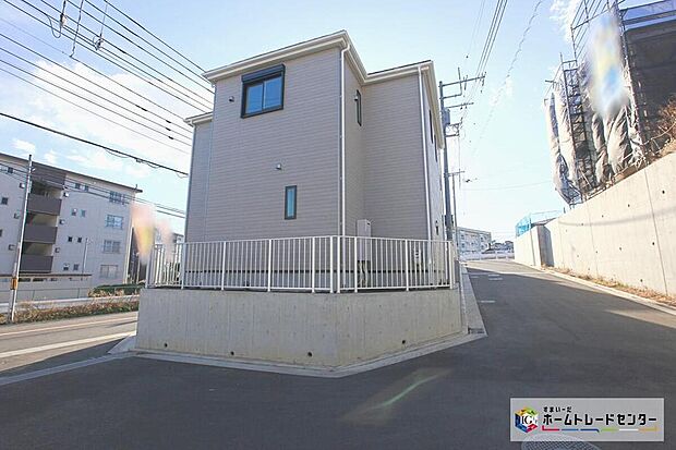 【前面道路含む現地写真】全棟　LDKは１６．５帖以上＆主寝室は７．５帖以上！２LDK＋S～４LDKプラン、多彩な住空間プランをご用意いたしました！思い描くライフスタイルに合った１棟をお選び下さい☆