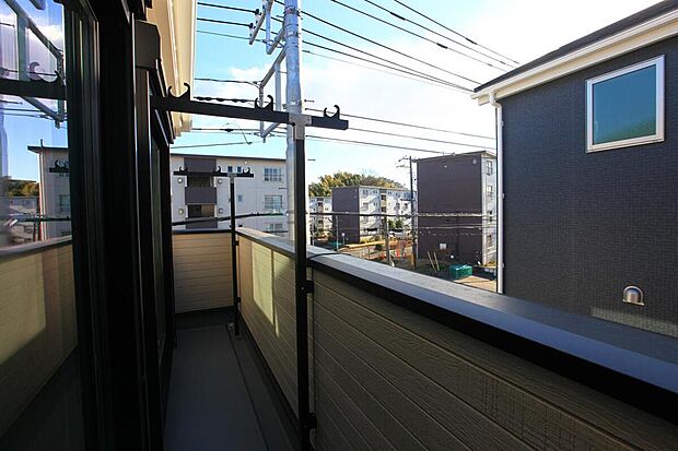 【バルコニー】全棟2部屋から出入り可能なワイドバルコニー☆お洗濯時に便利です☆布団も干しやすくなります☆