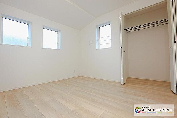 【リビング以外の居室】充分な広さの収納を備え、採光良好な洋室は、快適空間。プライベートの時間もゆったりお寛ぎ頂けそうです。