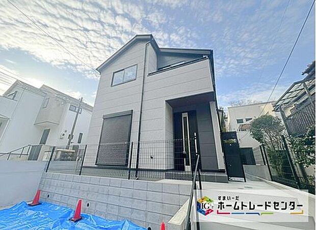 【現地外観写真】お陽さまの光をさわやかな風をたっぷりとりこめます。室内はいつも明るい印象なので気持ちの良い朝を迎えられます。毎日の生活も明るくなりそう。