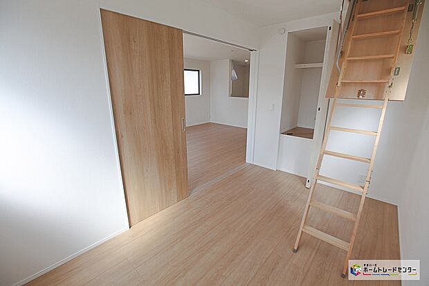 【洋室】リビング隣には洋室がございます☆
扉をあければ23帖越えの大空間に☆