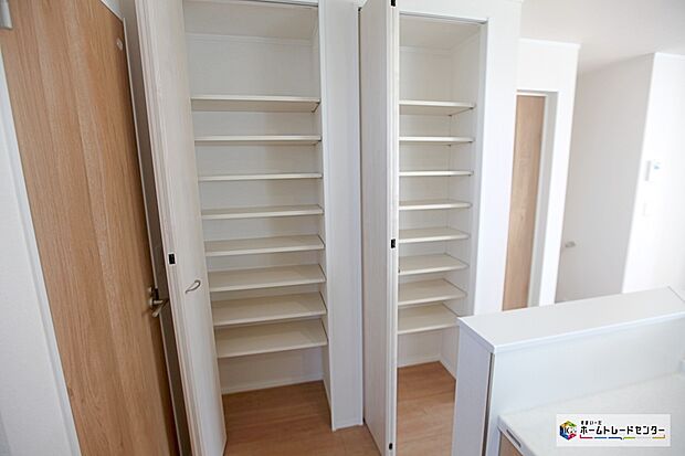 【パントリー】まとめ買いしても置き場所の心配いらずのパントリーを採用♪家族が多いとすぐなくなってしまう水や食材をまとめ買いしても置き場所に困らないのはうれしいですね♪