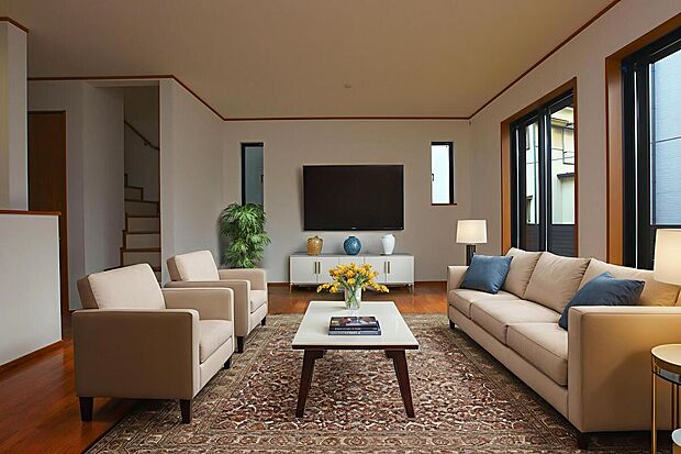 【リビング】現況の物件写真に、CG による画像処理を行っています。家具、家電、照明器具、小物、カーテン、その他のイメージはCG です。