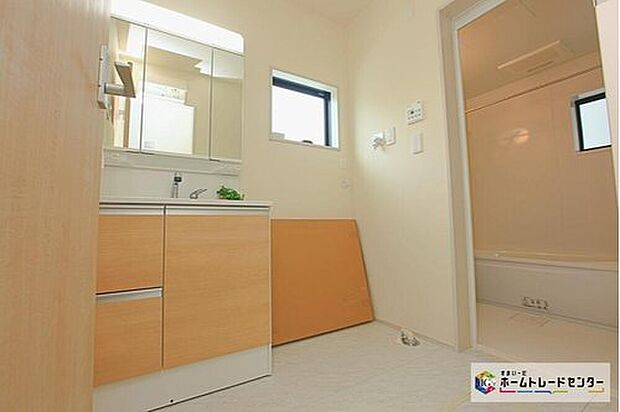 【洗面台・洗面所】白を基調とした爽やかなサニタリースペース！毎日使う場所だからこそ、清潔感のある快適空間です♪
毎日の身支度も気持ち良くお使い頂けます！