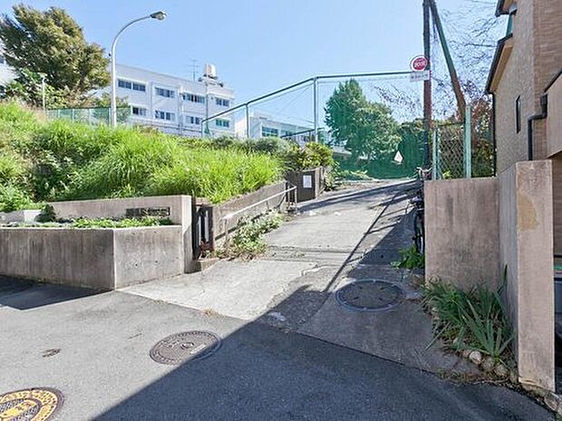 横浜市立生麦中学校（約1,900m）