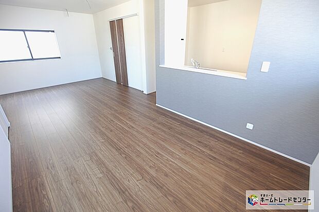 【リビング】18.62帖、広々とした開放感あふれるリビングです。ゆったり寛げる充分な広さがございますので、ご家族でインテリアのレイアウトを考えるのも楽しみになりそうです。