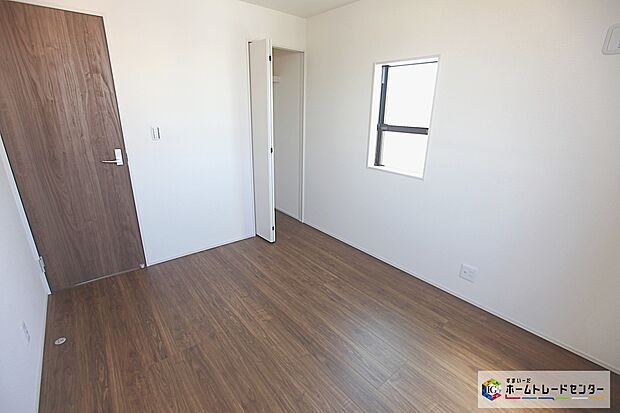 【洋室】収納を随所に設置しておりますので、住空間を有効活用出来ます。自分好みのお部屋で、ゆったりお寛ぎ頂けます。