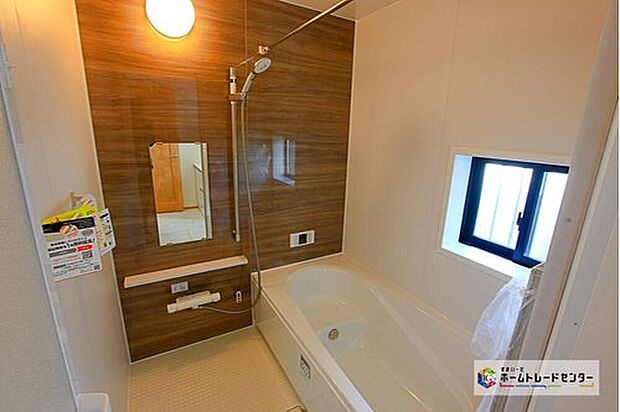 【浴室】１坪タイプの浴室です。
足を伸ばしてゆったりとお寛ぎいただけます。半身浴ができるタイプの浴槽です☆