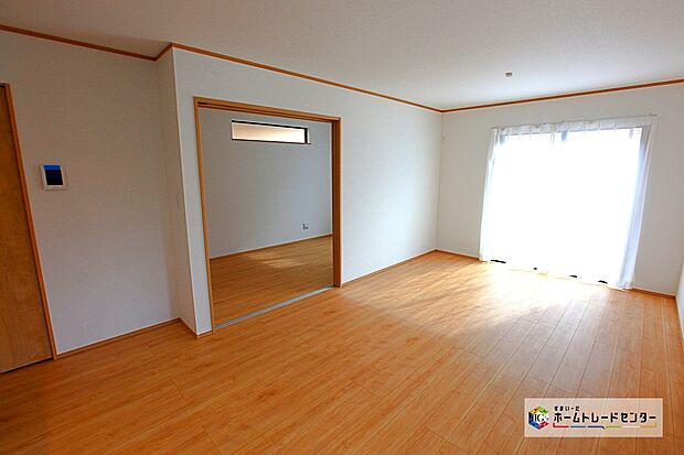 【1階に洋室】リビング隣には洋室がございます☆扉を開ければ22帖の大空間になります☆