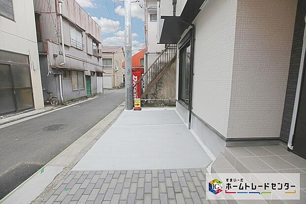 【カースペース】カースペースは嬉しいコンクリート仕上げとなっております。雨の日も足元を気にせず外出できます。自転車を置く際も快適です。