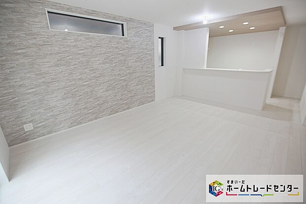 【リビング】ホワイト色のフローリングは木の持つ自然な風合いでやさしい雰囲気をもちながら部屋全体を明るく見せてくれます。