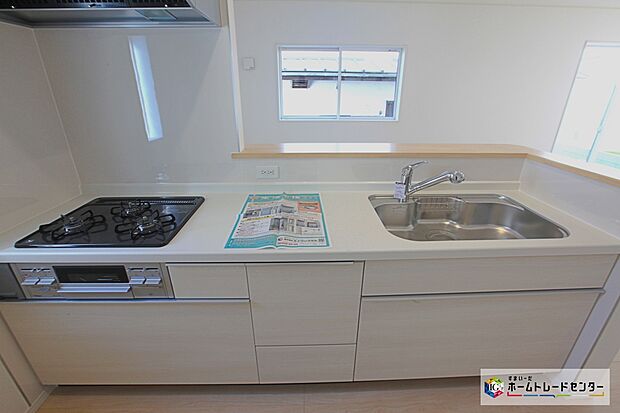 【【システムキッチン】】見栄えもよくお手入れもスムーズに出来ます。豊富な収納力もございますので、キッチンスペースをスッキリとお使い頂けそうです。