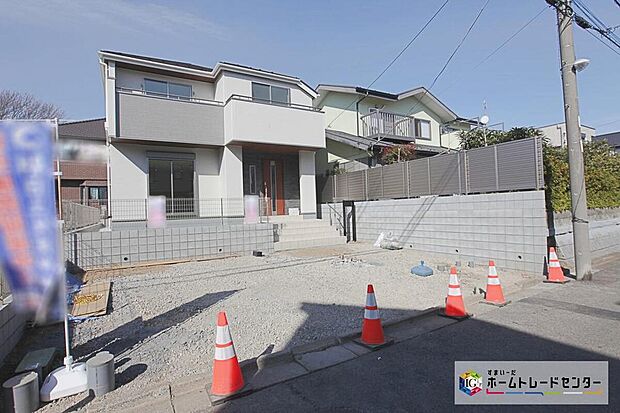 【現地外観写真】カースペース３台分ございます！家族分の自転車の駐輪スペースとしても勿論、来客用の駐車スペースとしてもお使いいただけます。