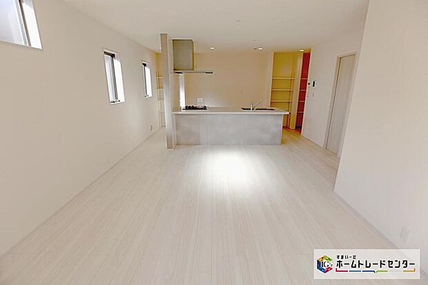 【リビング】広々とした開放感あふれるリビングです。ゆったり寛げる充分な広さがございますので、ご家族でインテリアのレイアウトを考えるのも楽しみになりそうです。