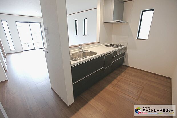 【浄水器】浄水カートリッジ内蔵で場所を取らずに見た目もスッキリ。ノズルはシャワーヘッドになっておりお掃除も楽々です。
