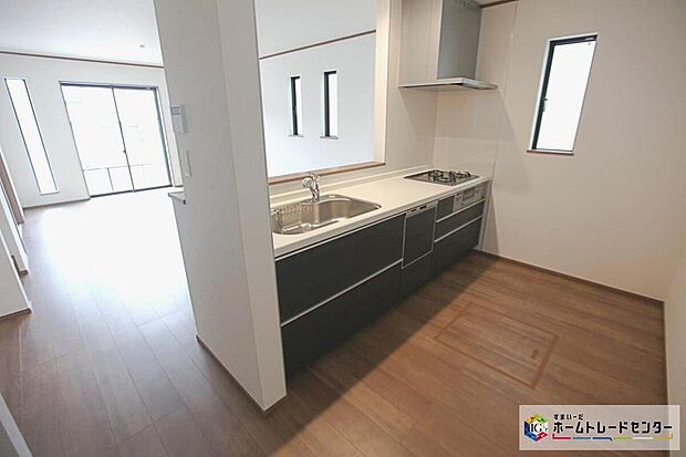 【☆　食洗機付きキッチン　☆】窓付きの明るく爽やかなキッチンスペースです♪人工大理石トップのシステムキッチン。見栄えもよくお手入れもスムーズに出来ます。豊富な収納力もございます♪