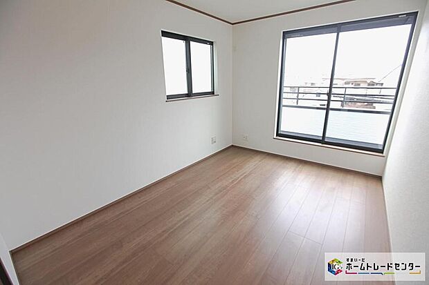 【☆　洋室　☆】光が取り込みやすい2面採光の居室。日当たり良好です。しっかりとした大きさのクローゼットを完備し、収納スペースも十分。初めてのお子様にとっての「自分の部屋」。