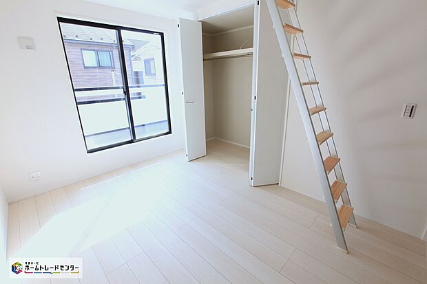 【洋室】お陽さまの光をさわやかな風をたっぷりとりこめます。室内はいつも明るい印象なので気持ちの良い朝を迎えられます。毎日の生活も明るくなりそうです。