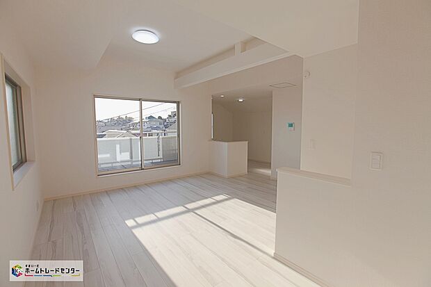 【床暖房付きリビング】リビングは１８．６２帖！明るく居心地良く、ご家族皆がゆったり寛げる憩いの空間となりそうです♪