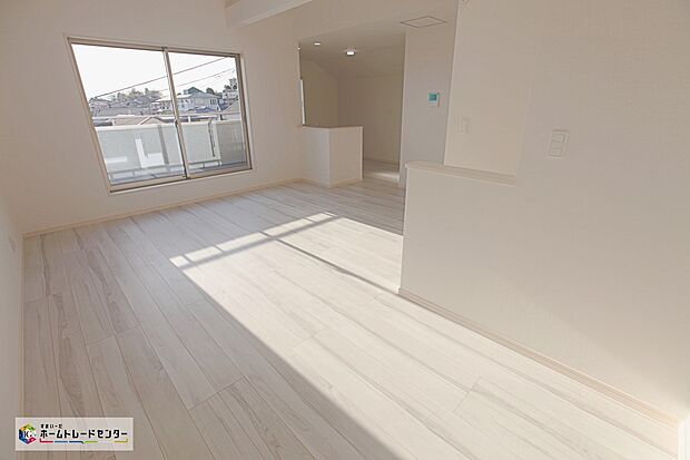 【リビング】大きな窓のあるリビングは、明るく解放感溢れる空間です。居心地良く、ご家族皆がゆったり寛げる憩いの空間となりそうです。