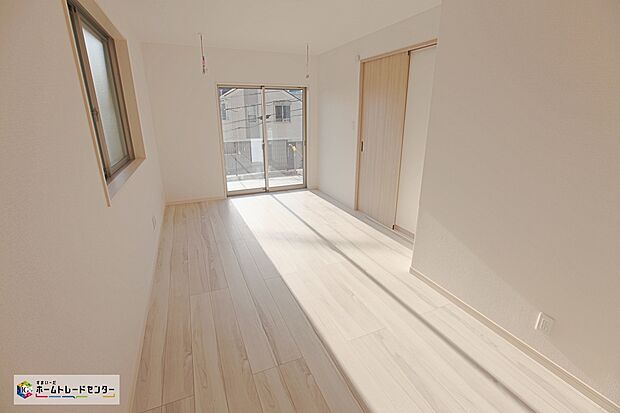 【洋室】2面採光を確保した明るい室内は、風通しも良く、大変居心地の良い空間となっております。爽やかな風を感じて起きる朝は、快適生活の始まりに！