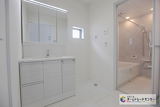 【洗面スペース】白を基調とした爽やかなサニタリースペース。清潔感のある快適空間です。毎日の身支度も気持ち良くお使い頂けます。