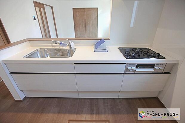 【キッチン】リビング全体を見渡す事ができるLDKは、開放感があります♪