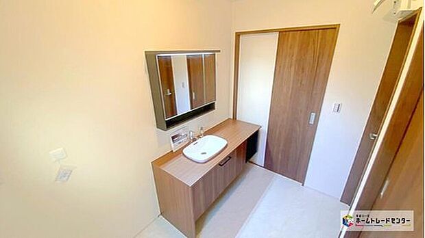 【洗面台・洗面所】白を基調とした爽やかなサニタリースペース！毎日使う場所だからこそ、清潔感のある快適空間です♪
毎日の身支度も気持ち良くお使い頂けます！