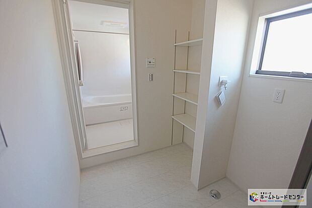 【脱衣所】洗面スペースと脱衣所が分かれているので、入浴中も洗面スペースが使えます☆
可動棚もございますので、タオルなども収納できます☆