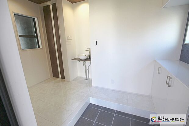 【セカンド洗面台】帰宅してすぐに手洗い・うがいが出来る、今の時代に嬉しい設備です。洗面台が2か所あることで忙しい朝の時間帯にもゆとりが生まれます♪